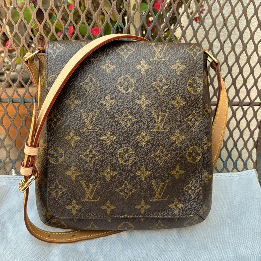 LOUIS VUITTON. Musette PM, COA included.